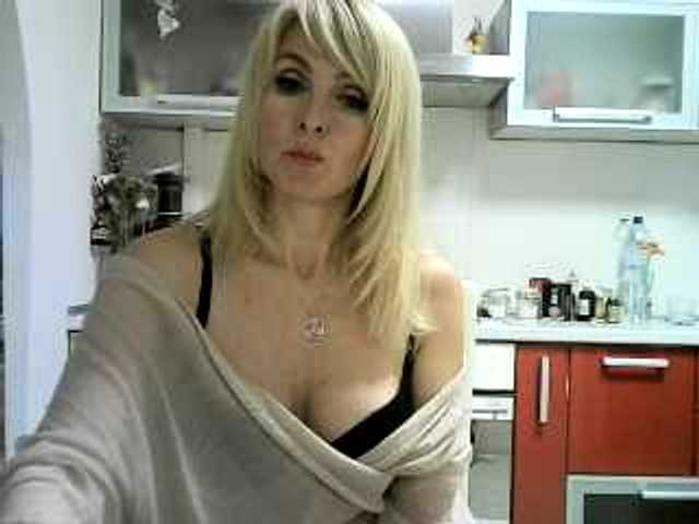 Foto's Adrianessa29 I'll watch your cam for 30. Topless - 50. Naked - 200.