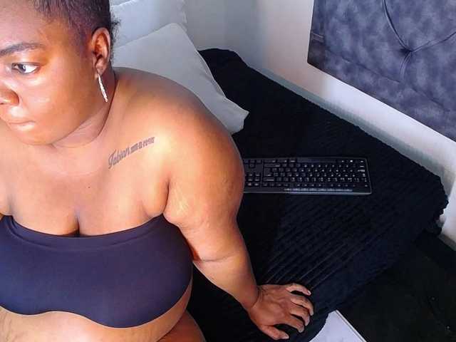 Foto's aisha-ebony I am a Black Goddess and Black Goddess Supremacy is my game. Submissive males bow down to me, whip out their cock, and punish themselves @total