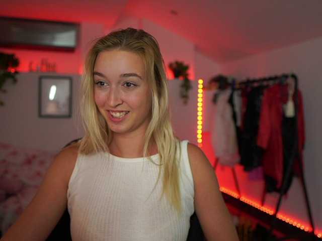 Foto's AlexisTexas18 Hi! I am Alexis 19 yrs old teen, with perfect ass, nice tits and very hot sexy dance moves! Lets have fun with me! Water on my white T-shirt at goal!