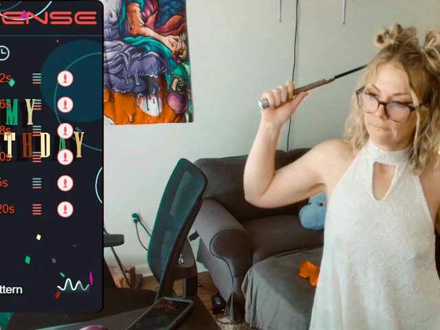 Foto's Aliceliddell7 ITS MY BIRTHDAY TODAY! #lovense #squirt #bigass #young #cum#milf #blonde #small tits #young #naughty #lush #feet #smoke #glasses