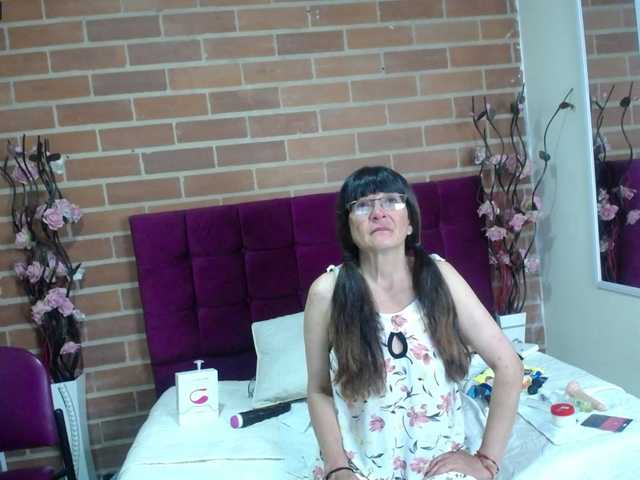 Foto's amanda-mature I'm #mature a little hot, if you have fantasies about older women you can fulfill them with me #hairy #skinny #fingering