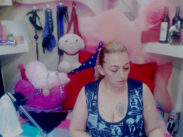 Foto's annysalazar I want to premiere my new toy come help me achieve my goal 100 tokens