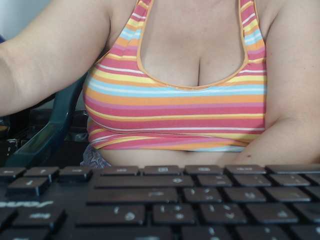 Foto's ARDIMATURESEX #bbw #bigbelly #bigboobs #grandmother Lovense Lush : Device that vibrates longer at your tips and gives me pleasures #lovense