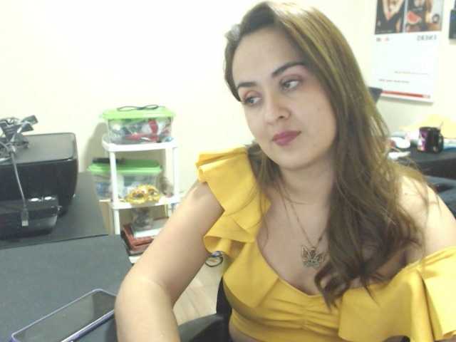 Foto's ArianaMoore I am in the office shh #office #latina #lovense