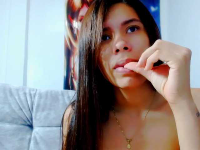 Foto's Ashly95 #lovens#latina#natural#pussy hi guys play with me toy ITACHI