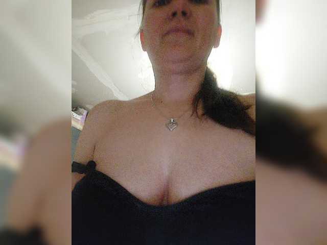 Foto's Bellashow Breasts....70 tokensPussy....150 tokensInserted dildo in pussy.....400 tokensFully undressed..... 200 tokensHi guys a little help if you like me so i can finish renovating my house .....5000 tokens Thanks i kiss you