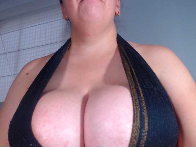 Foto's Bigtetiana woman latine with big tits and ass very horny wait for u .... come on my roomm ... for have good time naked tits, oil, titfuck and simulation of cum on them for 220 tkn