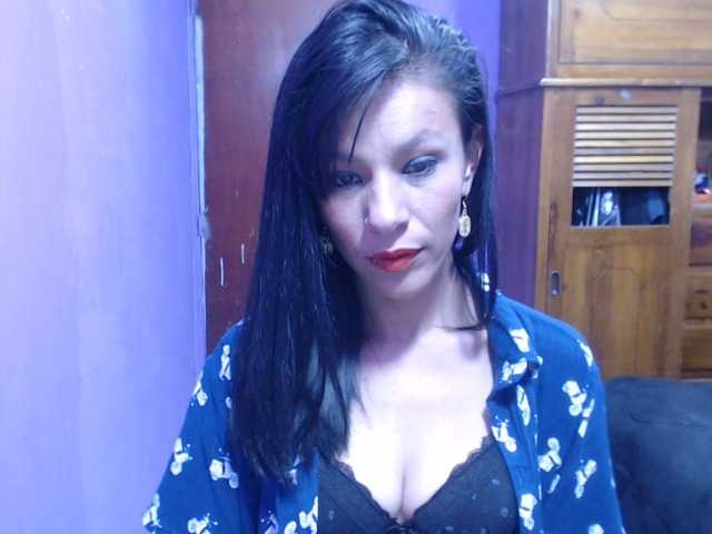 Foto's carolinerebel Hello welcome to my room. This Latin wants to play with you