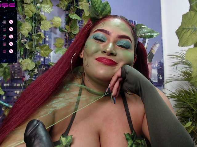 Foto's cloewilson HAPPY HALLOWEEN Today I want to inject my sexy poison @300 GOAL RACE! #costume #halloween #latina #squirt