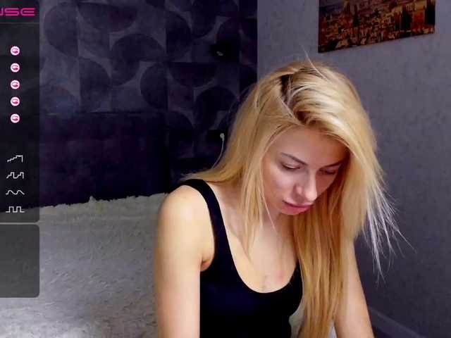 Foto's cuteblond122 Hi. I'm new here and I need fun and your attention and coins) I'm here for you)