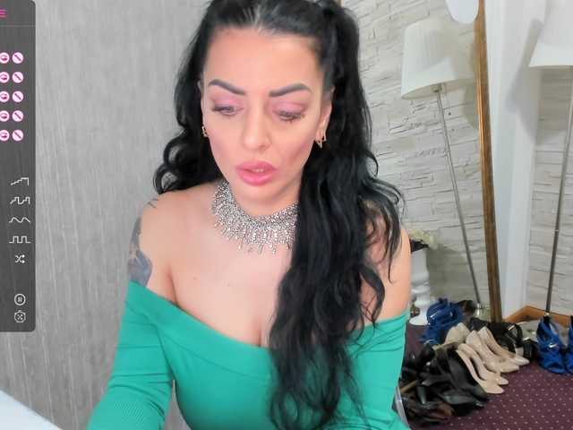Foto's ElisaBaxter Hot MILF!!Ready for some fun ? @lush ! ! Make me WET with your TIPS !#brunette #milf #bigtits #bigass #squirt #cumshow #mommy @lovense #mommy #teen #greeneyes #DP #mom
