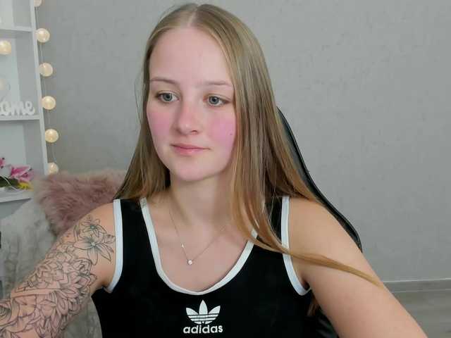 Foto's ElsaJean18 welcome here guys in my room lets have fun more #teen #lovense #18 #dildo #squirt