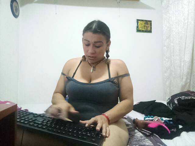 Foto's Fasttmilkx Welcome to my room make me come rich lovence more tokens more vibration