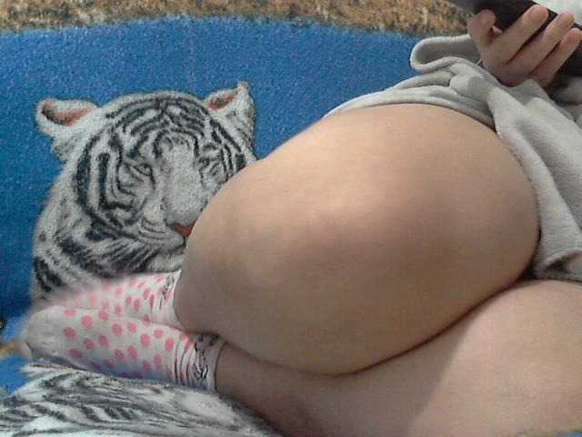 Foto's Bigbutt1000 with 10 tokens I'll show you my ass and tits here or call me private it will be very tastymy exuberant is ready here to enjoy