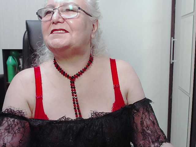 Foto's GrannyWants all shows in clothes only for tokens.. undress only in private