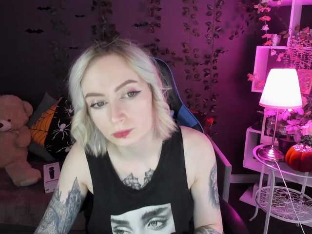 Foto's HelenCarter lets play hehe :D tip menu and pvt open! #tattoo #blond #ohmibod #anal #french