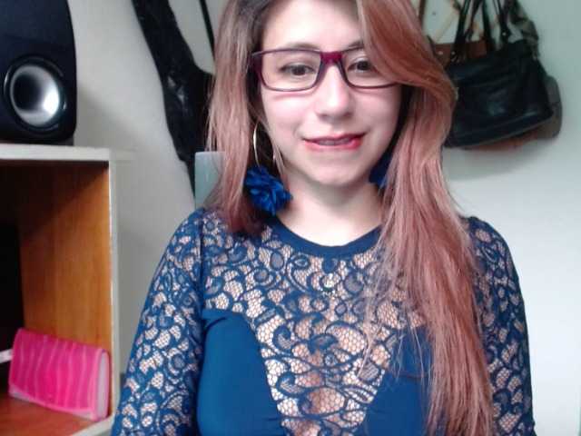 Foto's kateen18 Hi guys, I'm the new girl here, I'm a little shy, can you help me warm up? my lovense is on I would like to squirt here #squirt #lovense #sexy #young #teen #glasses #bigass #wet #sowet #sweet