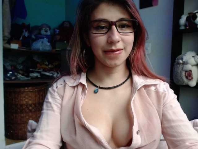 Foto's kateen18 Hi guys, I'm the new girl here, I'm a little shy, can you help me warm up? my lovense is on I would like to squirt here #squirt #lovense #sexy #young #teen #glasses #bigass #wet #sowet #sweet