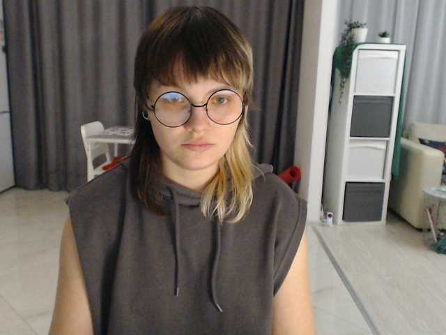 Foto's KellyDream Hi, Lovense works from 2 tc and I also ask you not to drop tips in private messages)