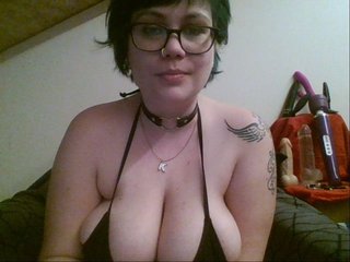 Foto's KendraCam HUGE TITS!! Smoking curvy geeky gamer girl! (ENG/NL/FR)