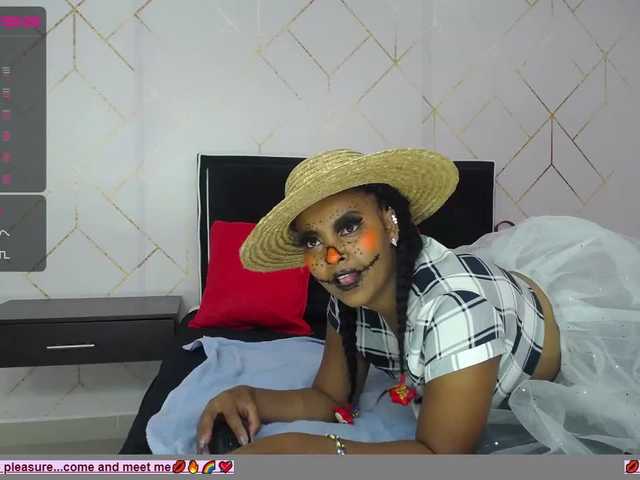 Foto's KiraMonroe Trick or treat should I say blowjob and trick? come into my living room for a very special Halloween! The candy will surprise you. #Ebony #sex # horny #youngirl #sex #wet