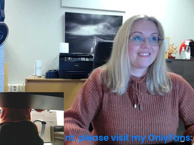 Foto's KristinaKesh At the office. Lush ON! Privats welcome!!! 101 tok before pvt! Tips only in public chat matter:) Lush reactiong from 3 tok.