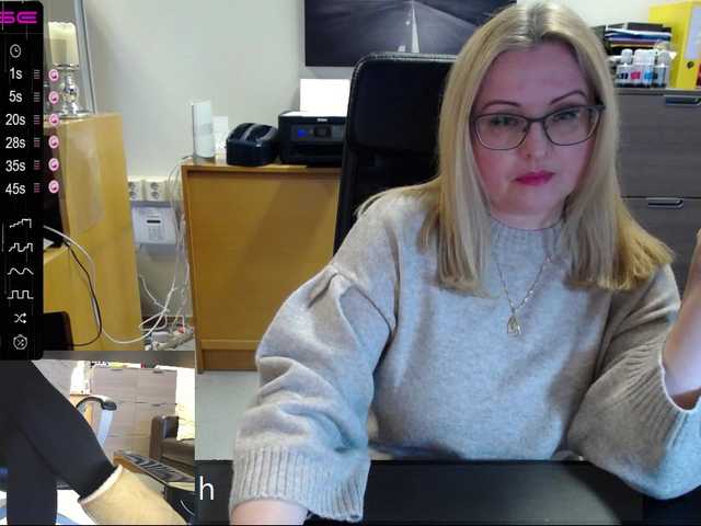 Foto's KristinaKesh At the office. Lush ON! Privats welcome!!! 150 tok before pvt! Tips only in public chat matter:) Lush reactiong from 3 tok.