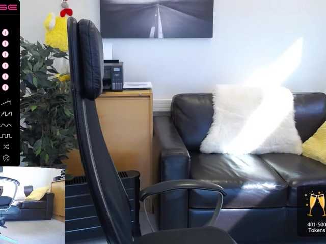 Foto's KristinaKesh At the office! Lovense Ferri and LUSH ON! Privats welcome!!! Lovense reacting from 3 tok. 99 tok single tip before privat.
