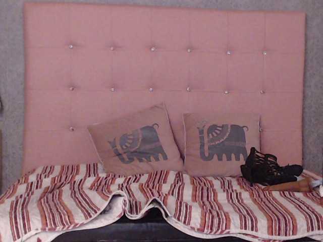 Foto's LATIN-QUEENN welcome to my living room i love vibes make my bed wet