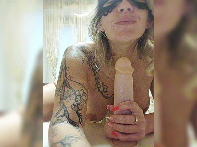 Foto's Ladybabochka We collect tokens on the show _sex with dildo in pussy in a general chat @total It remains to collect @remain Babochka_i_am insta.
