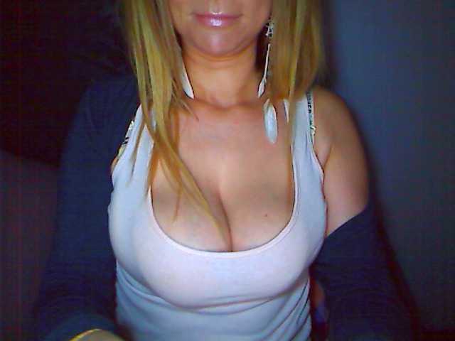 Foto's Lilly66 hi boys, if u wish to play with me - i use a lots of apps and like to be in touch with my customers, to view u is 20 to see my body 30 :)