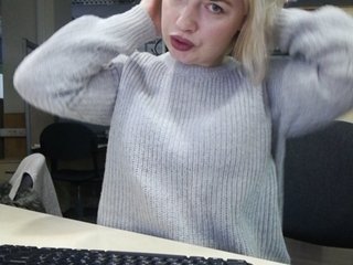 Foto's Lola-Hola I am in office, working as a secretary! The director is nearby! Ass in jeans 10, bra 40, nipples 80, boobs 100, bra off 120300 токенов что-бы показать шоу, 300 токенов уже собрано, осталось 0 токенов