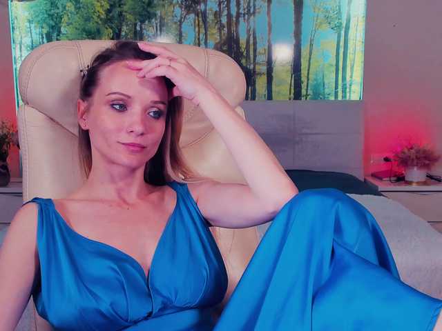 Foto's Louisedance I'm Louise and I love to dance. My chat has good music, pleasant communication, and dancing! For those who behaved well, I will show a candid dance in underwear (in complete privacy)