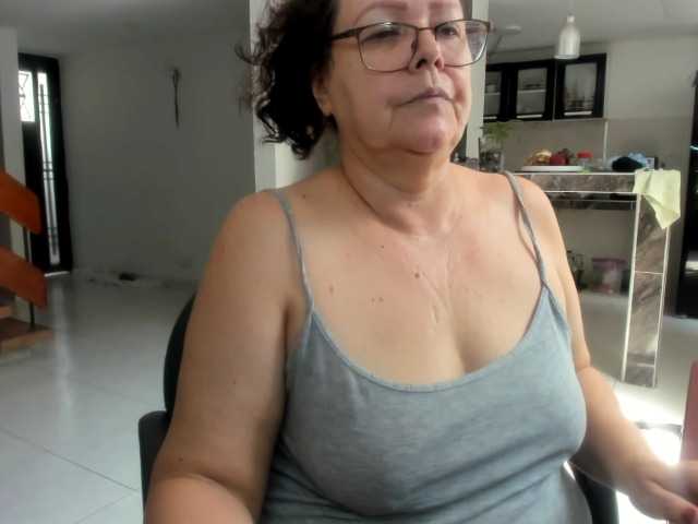 Foto's maturekarime Mature woman hairy and bbw,: tits 30, pussy 35, ass 25, all naked 100, masturbate and cum 120