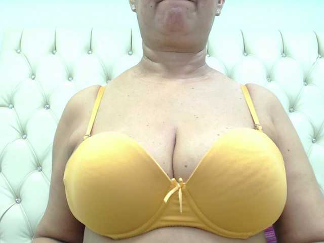 Foto's MilfPleasure1 50 tits .. 100 open pussy im flexible .. 65 anal ... 200 naked and play with toy