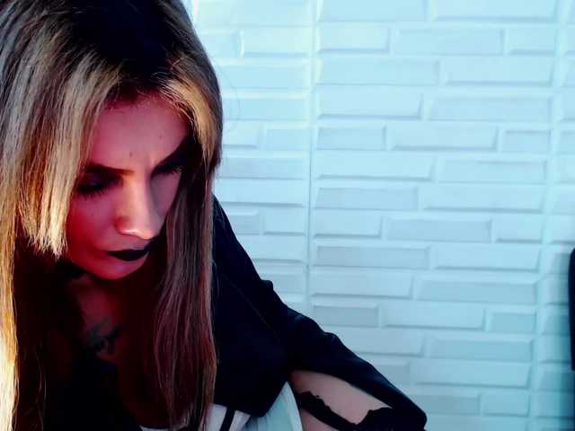 Foto's MollyReedX Naughty Tiffany wants a good fuck, can someone put something hard inside me really hard? @goal♥lovense on♥pvt open 626