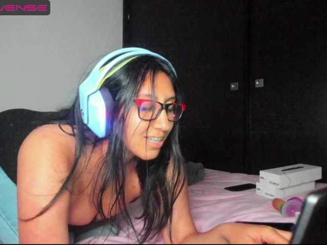 Foto's Nerdgirl Hi, I'm Alejandra, im 23 years old from Colombia, I'm working here to pay me collegue studies if u can sport me and have a fun time with me would be amazing