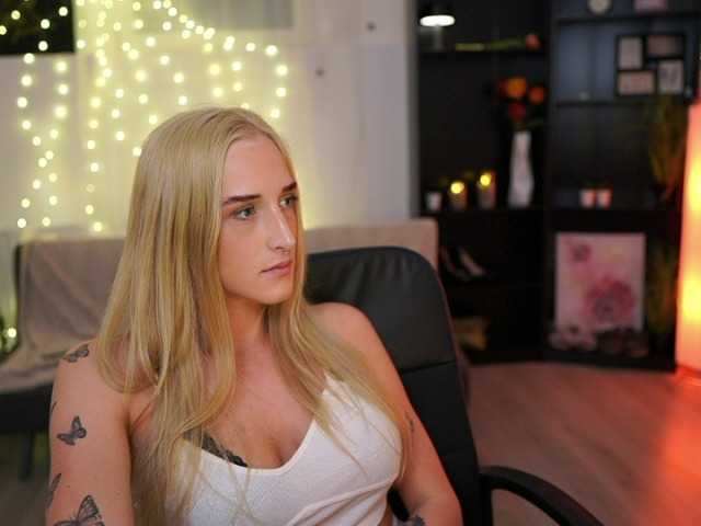 Foto's NicoletteShea01 Still new here, come and taste my juicy titties :)
