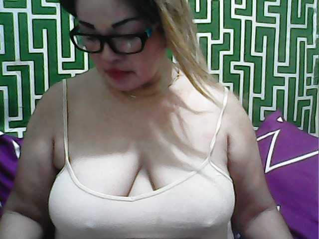 Foto's Applepie69 hello welcome to my room please help me token boobs 20 plus pussy 30 ass 40 nakec 50 show play pussy 100