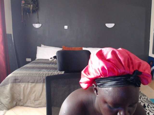 Foto's Nzinga3 Greetings, welcome to my room lets work out together. Working on my cardio before my next mountain climb