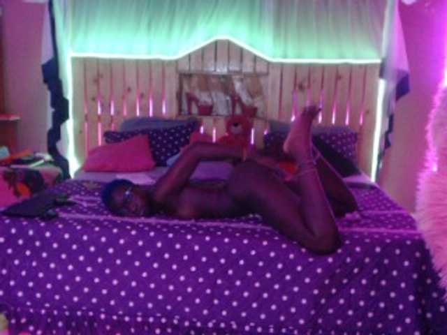 Foto's Okoye19 hey guys welcome to my room, dnt forget to add me as friend and request with a tip