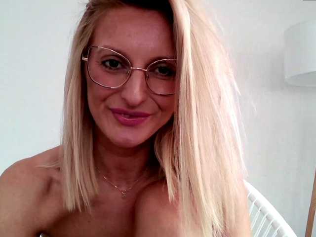 Foto's RachellaFox Sexy blondie - glasses - dildo shows - great natural body,) For 500 i show you my naked body @remain