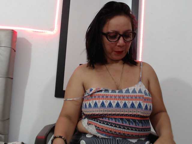 Foto's Stefanycrazy lush,dommi2 tits(50) pussy(60) ass(70) :naked(100) :squirt(200) ) anal (250) :cum (pvt)