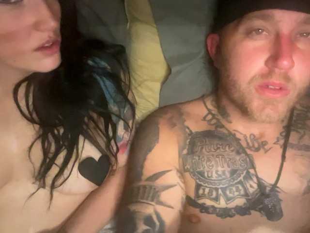 Foto's Tattedtrouble Make us an offer before you send tokens and see if we accept ? for example ; you- “ I’ll give you 100 tokens to 69 each other for 5minutes showing everything ” ….Us - were hungry anyway…. Lol deal send em to start