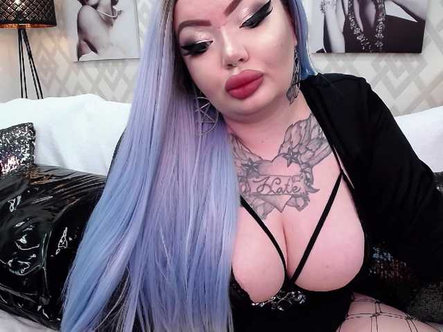 Foto's SavageQueen Welcome in my rooom! Tattooed busty fuck doll with perfect deepthroat skills and more and more. Wanna play? Tip your Queen! Kisses :)
