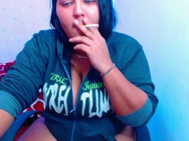 Foto's Themistress #findom #smoke #mistress #bigboobs #sph #lovense