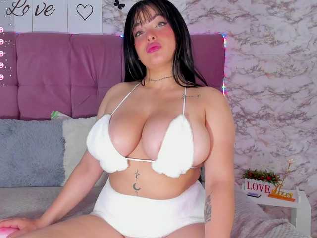 Foto's Valerie-Baker I am the horny busty that you were looking for so much, do you want to see how I bounce on top of you? ♥#latina #bigboobs #bigass #lovense #anal #squirt