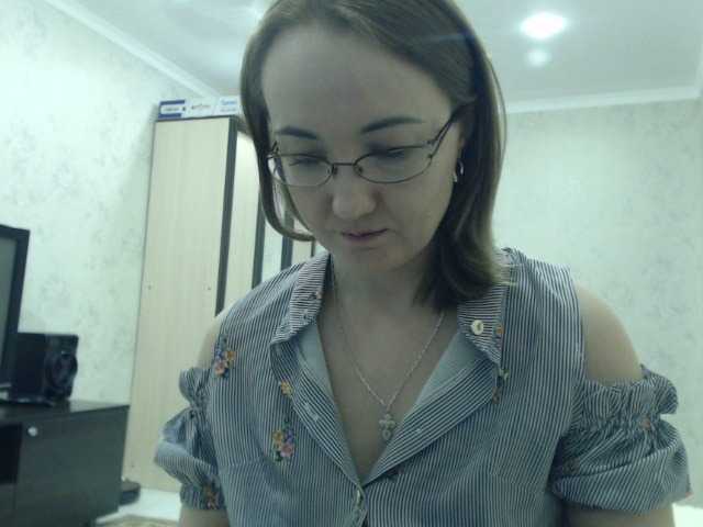 Foto's viktoriyax I watch your camera for 21 tokens, listen to music for 10 tokens, and also go to ***ping, groups and private. Tips are welcome. Also put the Love of visitors!
