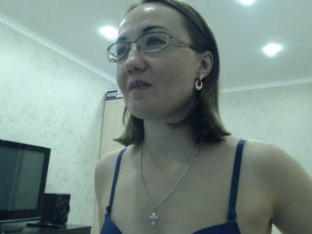 Foto's viktoriyax I watch your camera for 21 tokens, listen to music for 10 tokens, and also go to ***ping, groups and private. Tips are welcome. Also put the Love of visitors!