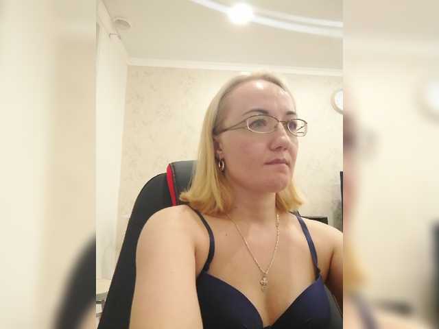 Foto's viktoriyax I watch your camera for 21 tokens, listen to music for 10 tokens, and also go to ***ping, groups and private. Tips are welcome. Also put the Love of visitors!